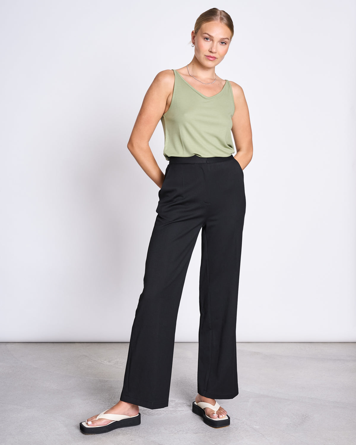 SLIP TOP TRIANGLE PALE OLIVE | Jan ´n June