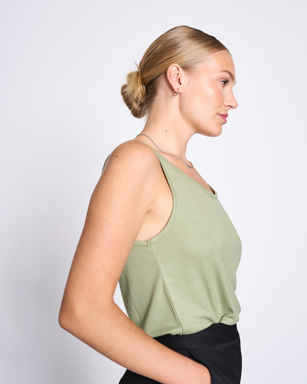 SLIP TOP TRIANGLE PALE OLIVE | Jan ´n June