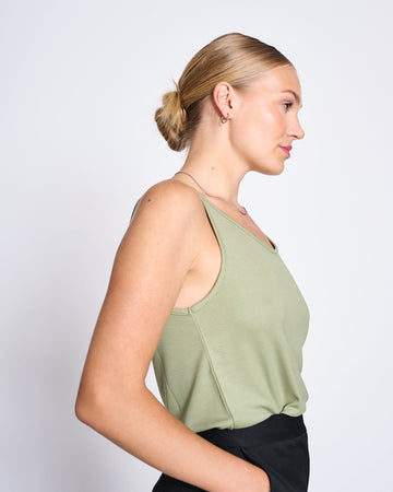 SLIP TOP TRIANGLE PALE OLIVE | Jan ´n June