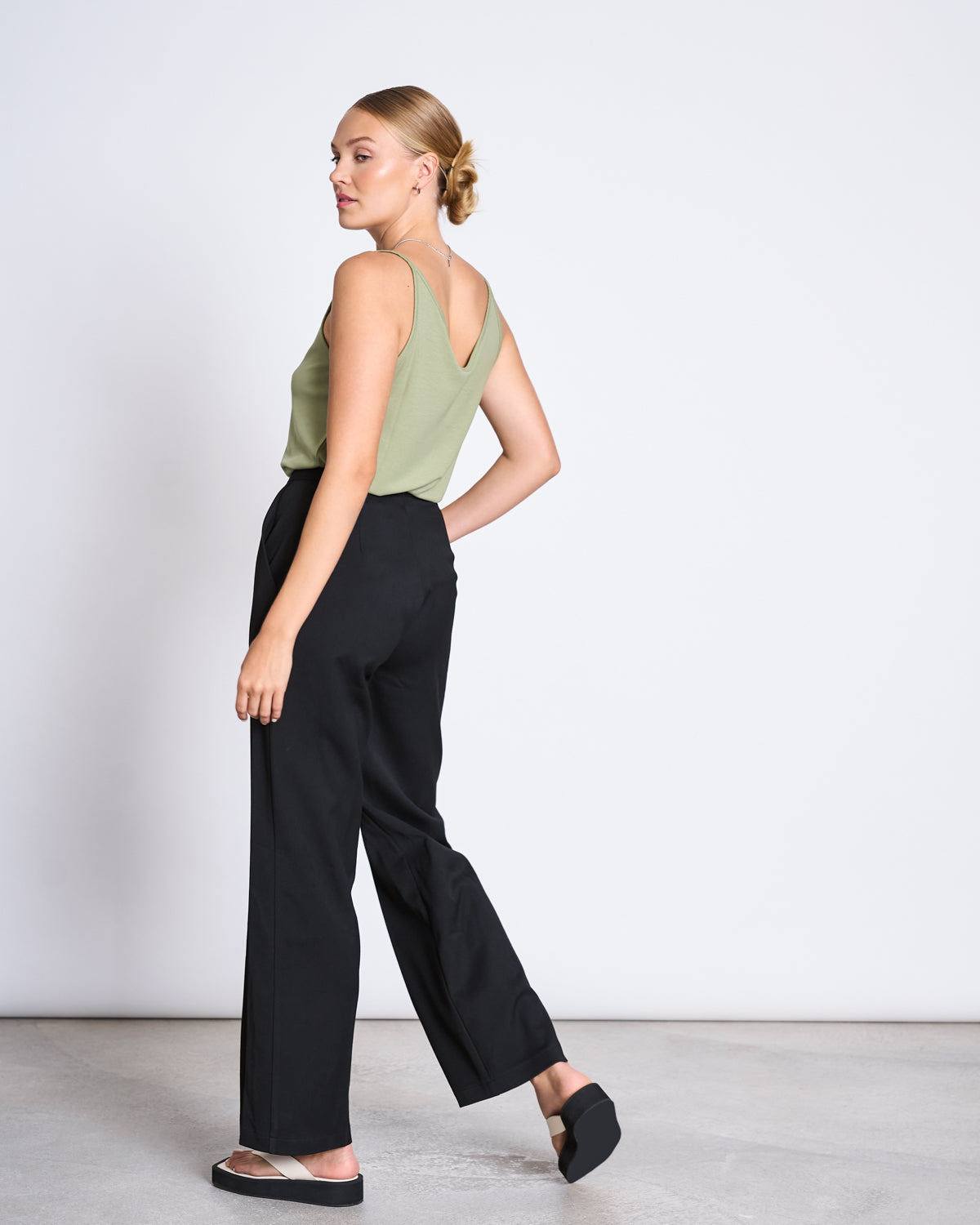 SLIP TOP TRIANGLE PALE OLIVE | Jan ´n June