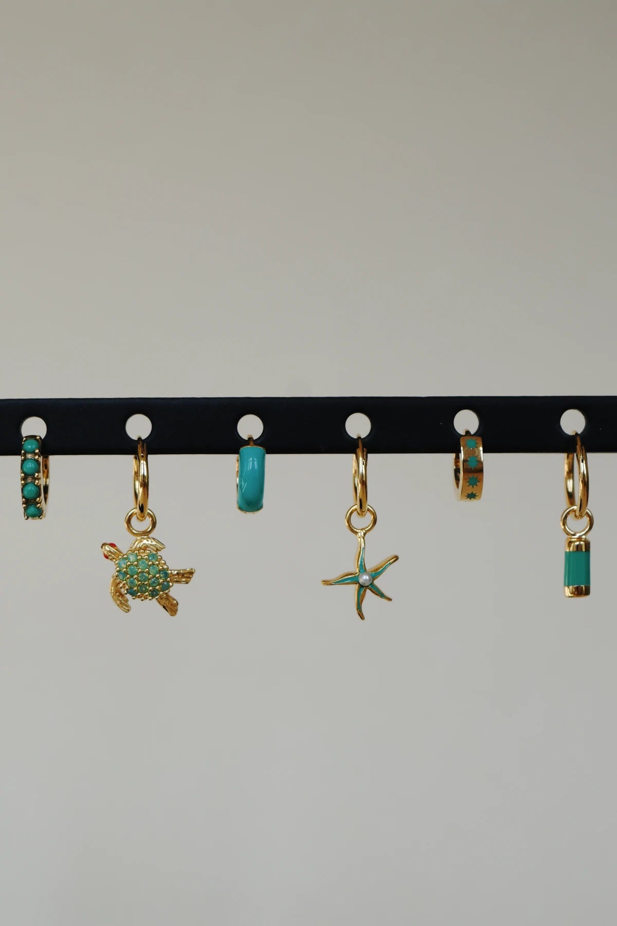 Ohrring Mediterranean enamel huggie Gold | wildthings