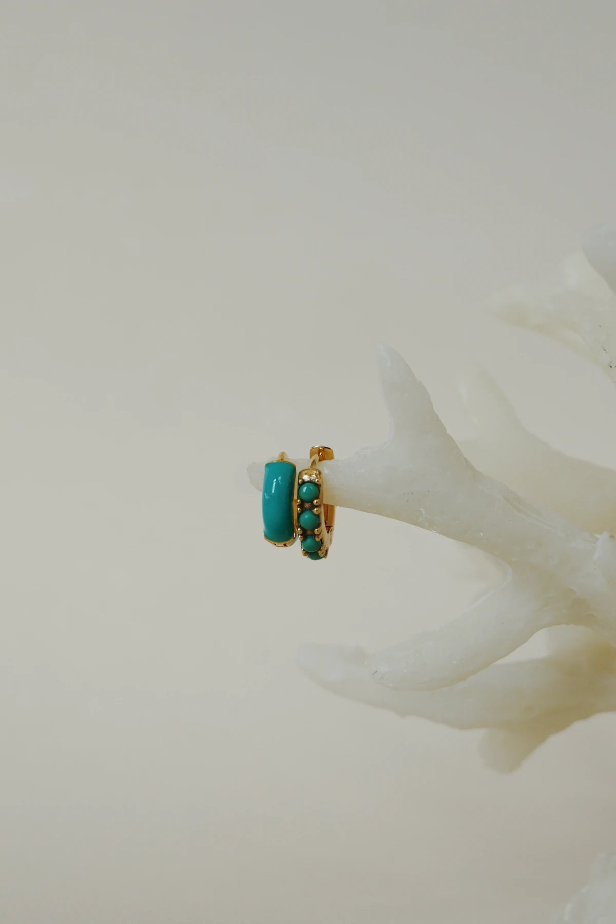Ohrring Mediterranean enamel huggie Gold | wildthings